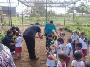 Crianças em visita ao viveiro municipal de Cotriguaçu com equipe do Pacto das Águas