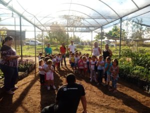 Crianças em visita ao viveiro municipal de Cotriguaçu com equipe do Pacto das Águas
